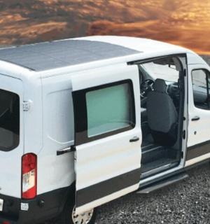 一辆白色货车停在路边