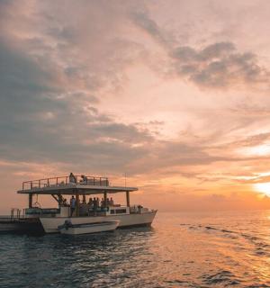 海上的一艘船，背景是日落