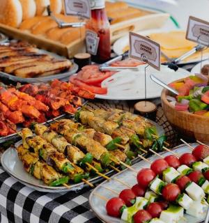 摆放着各种食物的桌子