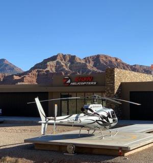 一架在建筑物前展出的小型直升机