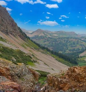 horský výhled na údolí se stromy a horami