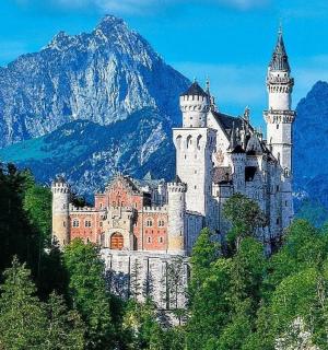 山上的城堡，背景是群山