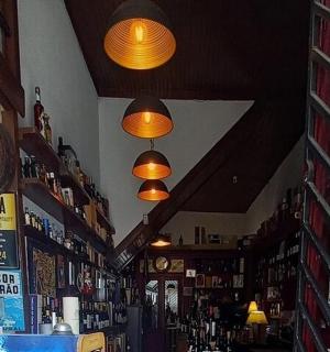 商店天花板上悬挂着灯光的酒吧