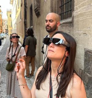 一群人站在城市街道上