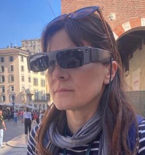 城市街道上戴着太阳镜的女子