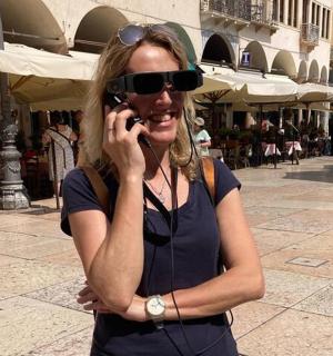 一位戴着太阳镜的女士正在打电话