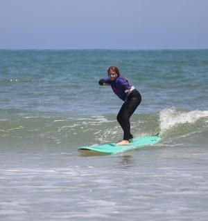 一名女子在海上冲浪