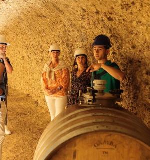 一群戴着安全帽的人站在桶旁边