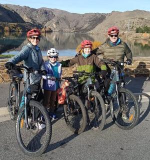 一家人与自行车合影