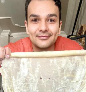 muž drží kus těsta