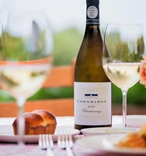 桌上有一瓶酒和两个酒杯