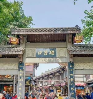 人群拥挤的街道上的大门