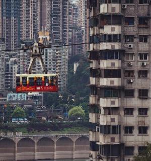 一列火车在高楼林立的城市中行驶