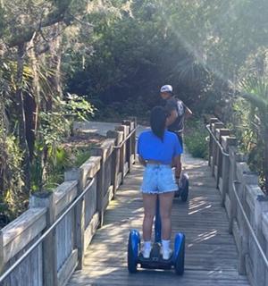 几个人在桥上骑着赛格威