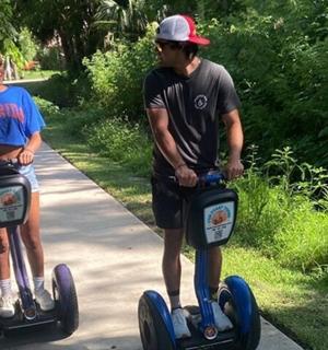 一男一女骑着赛格威