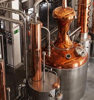 svazek trubek v kuchyni se strojem