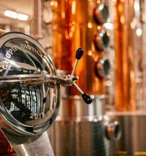 啤酒厂金属搅拌机的特写