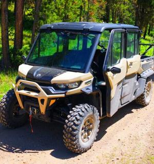 et terrængående køretøj parkeret på en grusvej