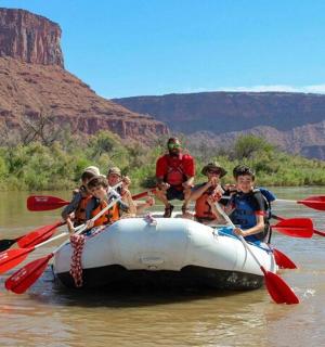 skupina dětí na voru na řece