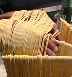 osoba držící hromadu nevařeného