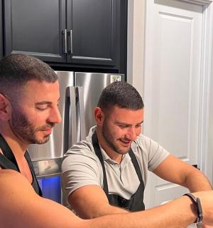 两个男人和一个女人在厨房准备食物