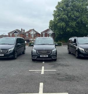 三辆车停在停车场