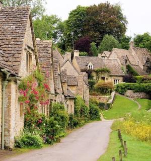 有石头房子和土路的村庄