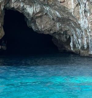 水中央的一个大洞穴