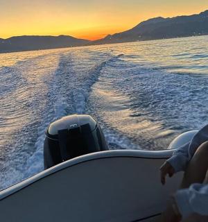 一群人在水中的船上