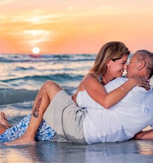 一男一女坐在沙滩上