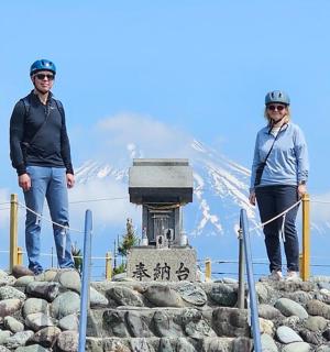 两个人站在一堆岩石上