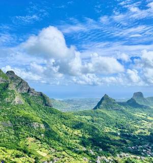 山脉与树木和建筑物的景色