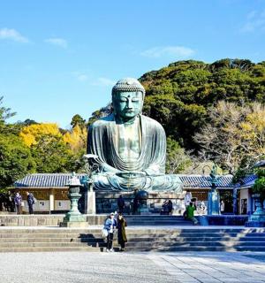 velká socha v parku s lidmi stojícími před ní