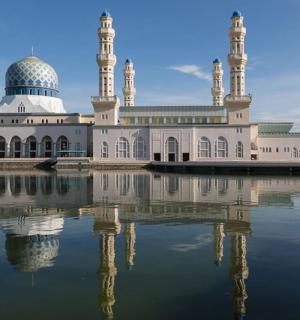 一座清真寺及其在水中的倒影