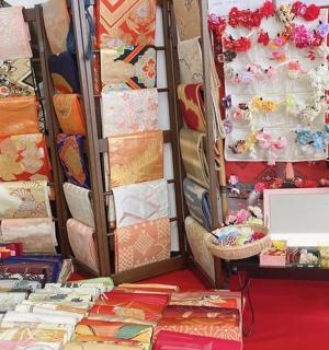 obchod plný spousty různých druhů dek