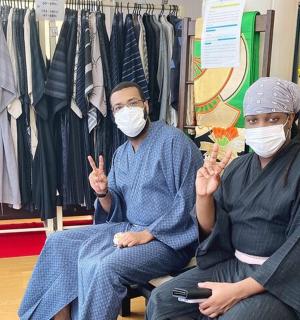 dvě ženy s rouškami sedící v obchodě