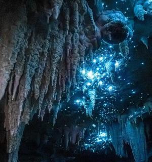 jeskyně s rampouchy a světly na stropě