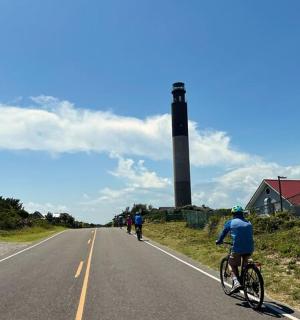 一群人骑着自行车沿着道路行驶