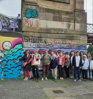 一群人站在涂鸦墙前