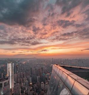 从建筑物顶部俯瞰城市