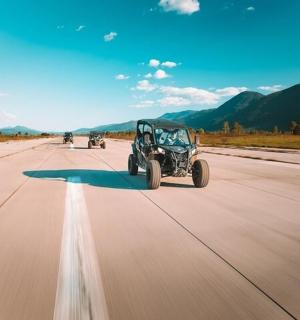 一辆载着越野车在路上行驶的汽车