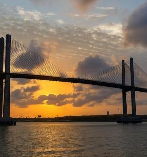 一座横跨水面的桥，背景是日落