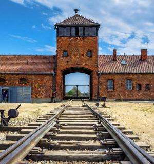 一座带有塔楼和火车轨道的古老砖砌建筑