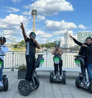 一组四人骑着赛格威