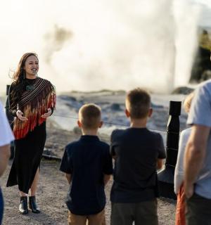 skupina lidí stojící před vodopády