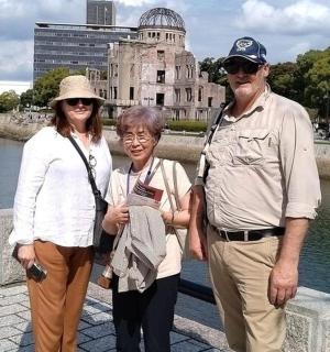 三个人站在水边