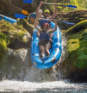 滝のいかだに乗っている二人