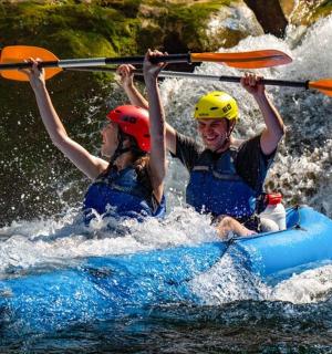 2人が水中のいかだに乗っている