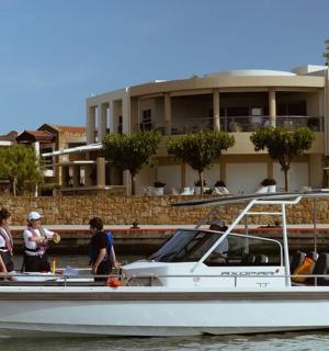 skupina lidí na lodi ve vodě