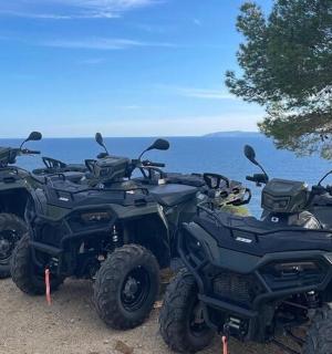 一组四辆全地形车停在海边